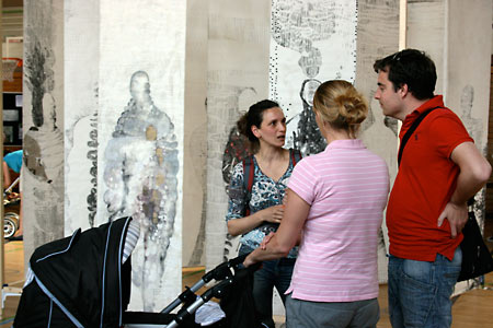 Menschengruppe vor den fahnen der Kunstinstallation